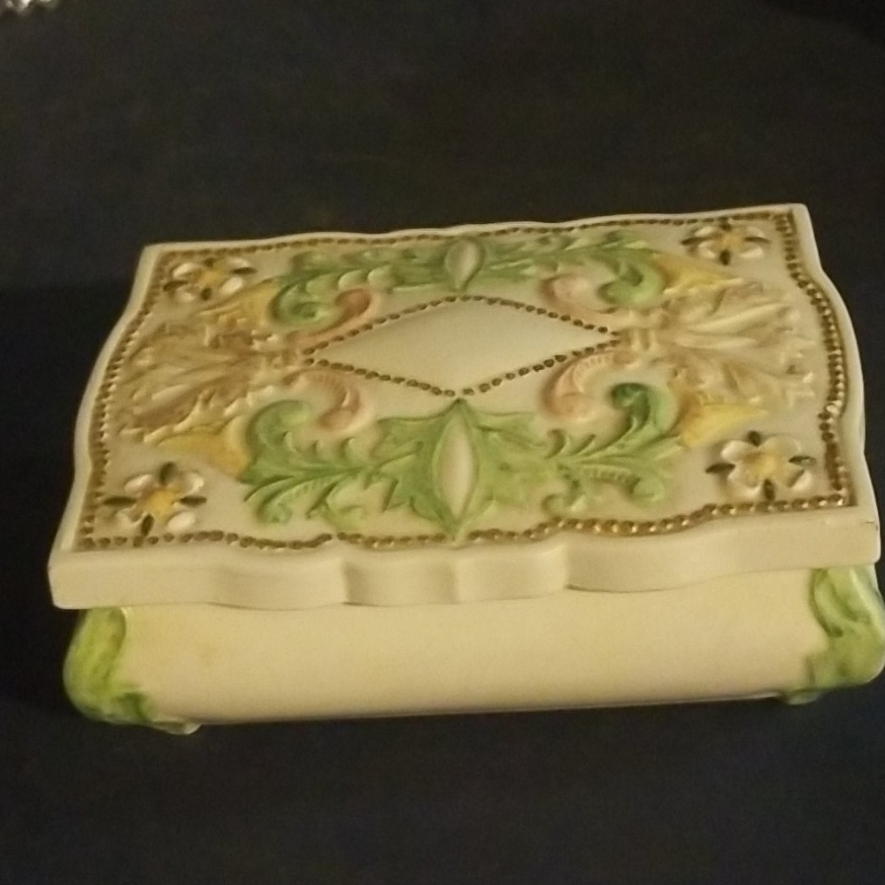 covered dish on feet